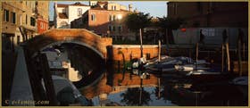 Reflets sur le rio di San Nicolo' Mendicoli devant le pont de la Piova, dans le Sestier du Dorsoduro à Venise