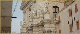 Brochette de Saints, sur la façade de l'église dei Gesuiti, dans le Sestier du Cannaregio à Venise.