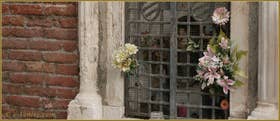 La niche votive aux armes de la famille Zen (sur les grilles) du Campiello Sant'Antonio. La statue d'origine de saint Antoine a été volée et est désormais remplacée par une statue récente. Cette niche votive, autrefois très vénérée, date du XVIIe siècle, dans le Sestier du Cannaregio à Venise