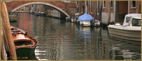 Reflets sur le rio de Santa Caterina, au fond le pont dei Gesuiti, dans le Sestier du Cannaregio à Venise.