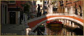 Reflets sous le pont Ubaldo Belli, sur le rio de San Felice, dans le Sestier du Cannaregio à Venise