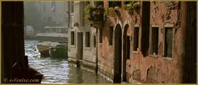 Le rio de la Madalena avec au fond, le Grand Canal de Venise
