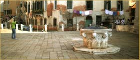 Le Campo de la Madalena et son puits de la fin du XVe siècle, dans le Sestier du Cannaregio à Venise.