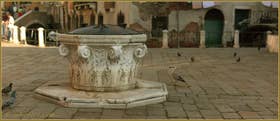 Le puits en forme de chapiteau Lombard du Campo de la Madalena, un puits datant de la fin du XVe siècle ou du début du XVIe, dans le Sestier du Cannaregio à Venise