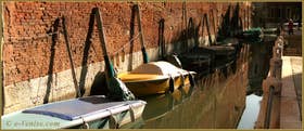 Reflets sur le rio de le Gorne, dans le Sestier du Castello à Venise