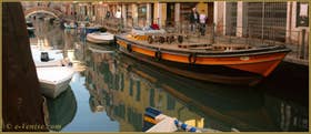 Reflets sur le rio de Santa Anna, le long de la Fondamenta du même nom, dans le Sestier du Castello à Venise