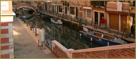 Le rio de Santa Anna, au fond le pont San Gioachin, dans le Sestier du Castello à Venise