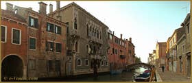 Au centre et à gauche, le Palazzo des frères Mastelli, sur le rio de la Madona de l'Orto, dans le Sestier du Cannaregio à Venise.