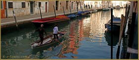 Sandolo sur le rio de la Madona de l'Orto, dans le Sestier du Cannaregio à Venise.