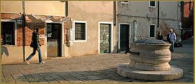 Le Campo dei Mori et son puits du XVIIe, début du XVIIIe siècle, dans le Sestier du Cannaregio à Venise