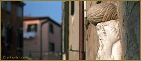 Détail de la statue de l'un des frères Mastelli, sur le Campo dei Mori, dans le Sestier du Cannaregio à Venise.