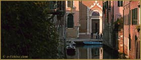 Reflets sur le rio Brazzo, au fond, l'église de la Madona de l'Orto, dans le Sestier du Cannaregio à Venise