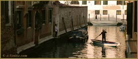 Retour à la maison du sandolo vu plus haut, sur le rio dei Muti, dans le Sestier du Cannaregio à Venise.