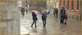 Sous la pluie Campo dei Gesuiti, dans le Sestier du Cannaregio à Venise