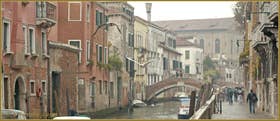 Dialogue entre deux mouettes au-dessus du rio de Santa Caterina, le long de la Fondamenta Zen : “Rentrons vite à la maison, j'ai oublié de fermer les fenêtres !” Dans le Sestier du Cannaregio à Venise