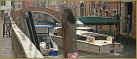 Ici, sur le rio de Santa Caterina, on rentre la “bagnole” pour ne pas avoir à l'écoper demain ! Au fond, le pont dei Gesuiti, dans le Sestier du Cannaregio à Venise