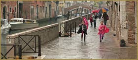 La joie de courir sous la pluie, Fondamenta Zen, dans le Sestier du Cannaregio à Venise
