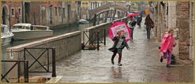 La joie de courir sous la pluie, Fondamenta Zen, dans le Sestier du Cannaregio à Venise