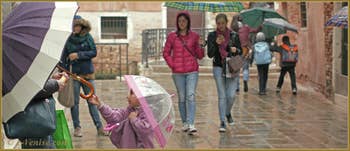 Petites scènes de vie sous la pluie, Salizada Seriman, dans le Sestier du Cannaregio à Venise.