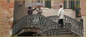 Un p'tit coin d'parapluie, pour un coin d'Paradis... sur le pont dei Sartori, dans le Sestier du Cannaregio à Venise