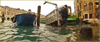Acqua Alta Venise - Campiello del Remer, le service des ordures ménagères continuait stoïquement son travail ! Bravo ! dans le Sestier du Cannaregio à Venise.
