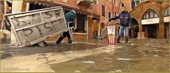 Acqua Alta Venise - Campiello del Remer, le service des ordures ménagères continuait stoïquement son travail ! Bravo ! dans le Sestier du Cannaregio à Venise.