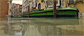 Acqua Alta Venise - Le bateau du service des ordures ménagères, Campo de la Fava, dans le Sestier du Castello à Venise. 