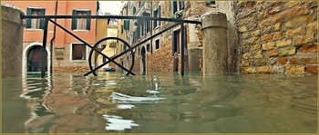 Acqua Alta Venise - La Fondamenta Morosini et le rio dei Bareteri, dans le Sestier de Saint-Marc à Venise.