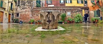 Acqua Alta Venise - La Corte Rota et son puits, dans le Sestier du Castello à Venise.