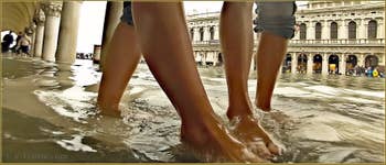 Acqua Alta Venise - Bisous petons dans l'eau, sous les arcades du Palais des Doges, dans le Sestier de Saint-Marc à Venise.