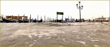 Acqua Alta Venise - Gondoles face à la Riva degli Schiavoni, totalement inondée, dans le Sestier du Castello à Venise.