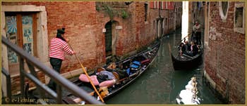 Gondoles sur le rio de San Giovanni Grisostomo, dans le Sestier du Cannaregio à Venise.