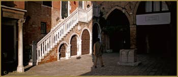 Le Campiello del Remer et son puits, dans le Sestier du Cannaregio à Venise.