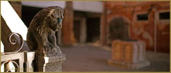 Lion sur la rampe du palazzo Lion, justement, Campiello del Remer, dans le Sestier du Cannaregio à Venise.