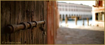 Vieux système de fermeture de porte sur le Campiello del Remer, dans le Sestier du Cannaregio à Venise.