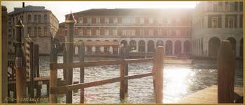 Reflets sur le Grand Canal de Venise, vu depuis le Campiello del Remer, dans le Sestier du Cannaregio à Venise.