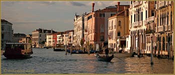 Reflets sur le Grand Canal de Venise, vu depuis le Campiello del Remer, dans le Sestier du Cannaregio à Venise.
