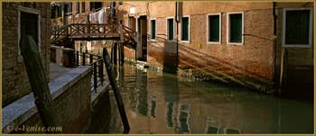 Reflets sur le rio de la Madalena, à gauche, la Fondamenta dei Fiori, et au fond, le pont de l'Ogio, dans le Sestier du Cannaregio à Venise.