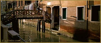 Reflets sur le rio de la Madalena sous le pont de l'Ogio, dans le Sestier du Cannaregio à Venise.