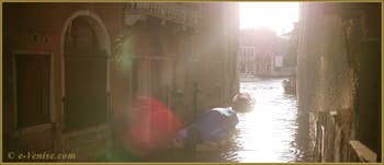 Le rio de la Madalena avec, au fond, le Grand Canal de Venise.