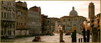 Lumière du soir sur le Grand Canal de Venise, au fond, l'église de San Geremia, dans le Sestier du Cannaregio à Venise.