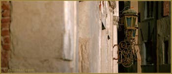 Jolie lanterne sur la façade du palazzo Molin Querini, dans le Sestier du Cannaregio à Venise.