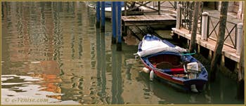 Reflets sur le rio dei Servi, dans le Sestier du Cannaregio à Venise.