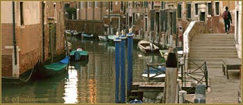Reflets sur le rio dei Servi, à droite, la Fondamenta et le pont Diedo, dans le Sestier du Cannaregio à Venise.