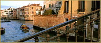 Rayon de soleil sur le canal de la Misericordia, vu depuis le pont du même nom, dans le Sestier du Cannaregio à Venise.