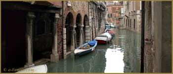 Le rio et, à gauche, le Sotoportego de la Panada, dans le Sestier du Cannaregio à Venise.
