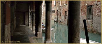 Vue du rio de la Panada depuis le Sotoportego du même nom, dans le Sestier du Cannaregio à Venise.