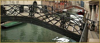Le pont Storto o Pinelli o dei Consafelzi, sur le rio del Pestrin Paradiso, au fond, le pont Minich, dans le Sestier du Castello à Venise.