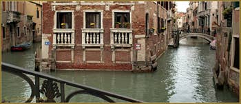 Maison les pieds dans l'eau, entre les rii de San Giovanni Laterano et de la Tetta, à droite, le pont de la Tetta, dans le Sestier du Castello à Venise.