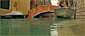 Acqua Alta Venise 1er Novembre 2012 : Le rio de Ca' Widmann, tellement haut que ce bateau a été déposé sur la rive ! Dans le Sestier du Cannaregio à Venise.